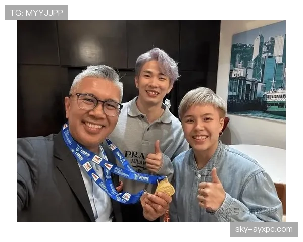 假设石宇奇周末逛街被认出,店员是先求合影还是先盯着他刷卡 假设石宇奇周末逛街被认出,店员是先求合影还是先盯着他刷卡