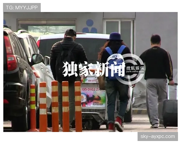 肖若腾穿拖鞋登私人飞机，身边行李堆成小型名牌展，尴尬又好笑